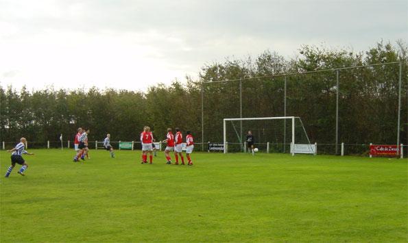 Ook deze vrije trap van Ronald Biesboer werd gestopt door de keeper van Schellinkhout.